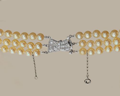 EXQUISITE 1950S TRIPLE STRAND PEARL NECKLACE WITH 075CT DIAMOND 18CT WHITE GOLD 18 LONG - ADDITIONAL PHOTO 3