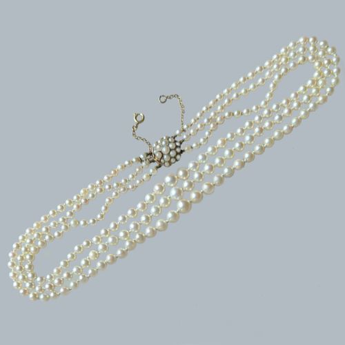 VINTAGE 1950S TRIPLESTRAND CULTURED PEARL NECKLACE WITH 9CT GOLD CLUSTER CLASPA TIMELESS AND ELEGANT DESIGN IN EXCELLENT CONDITION - ADDITIONAL PHOTO 2