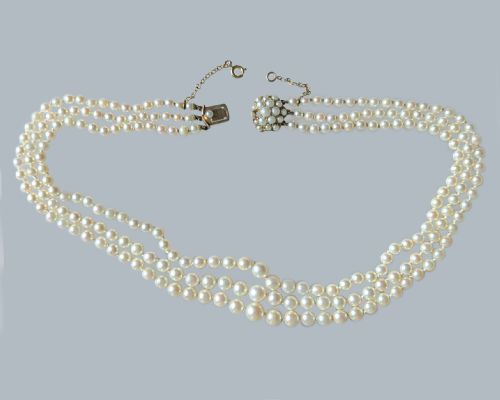 VINTAGE 1950S TRIPLESTRAND CULTURED PEARL NECKLACE WITH 9CT GOLD CLUSTER CLASPA TIMELESS AND ELEGANT DESIGN IN EXCELLENT CONDITION - ADDITIONAL PHOTO 3