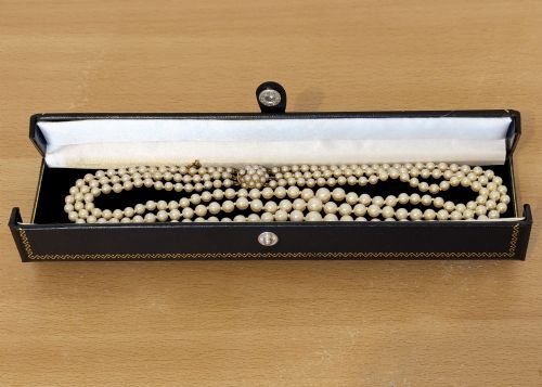 VINTAGE 1950S TRIPLESTRAND CULTURED PEARL NECKLACE WITH 9CT GOLD CLUSTER CLASPA TIMELESS AND ELEGANT DESIGN IN EXCELLENT CONDITION - ADDITIONAL PHOTO 4