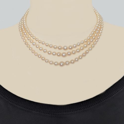 VINTAGE 1950S TRIPLESTRAND CULTURED PEARL NECKLACE WITH 9CT GOLD CLUSTER CLASPA TIMELESS AND ELEGANT DESIGN IN EXCELLENT CONDITION - ADDITIONAL PHOTO 5