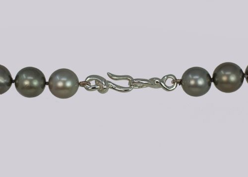 STRIKING TAHITIAN BLACK PEARL NECKLACE LARGE CULTURED SALTWATER PEARLS WITH ANCHORCERT REPORTAN ELEGANT STRAND OF NATURAL COLOUR PEARLS WITH 18CT WHITE GOLD CLASP - ADDITIONAL PHOTO 5