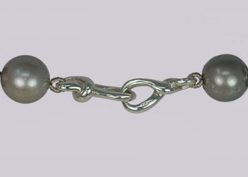 STRIKING TAHITIAN BLACK PEARL NECKLACE LARGE CULTURED SALTWATER PEARLS WITH ANCHORCERT REPORTAN ELEGANT STRAND OF NATURAL COLOUR PEARLS WITH 18CT WHITE GOLD CLASP - ADDITIONAL PHOTO 6