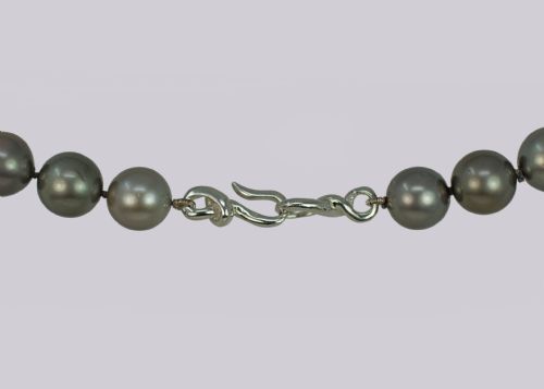 STRIKING TAHITIAN BLACK PEARL NECKLACE LARGE CULTURED SALTWATER PEARLS WITH ANCHORCERT REPORTAN ELEGANT STRAND OF NATURAL COLOUR PEARLS WITH 18CT WHITE GOLD CLASP - ADDITIONAL PHOTO 12