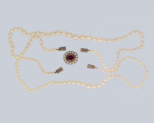 VINTAGE PEARL NECKLACE DOUBLE OR SINGLE STRAND WITH 9CT GOLD FLORAL GARNET CLASP CIRCA 1960S - ADDITIONAL PHOTO 1