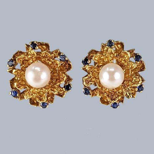 1960S FLORAL CLUSTER EARRINGS 18CT GOLD PEARL AND SAPPHIRE VINTAGE STUD EARRINGS WITH POST BACKS - ADDITIONAL PHOTO 1
