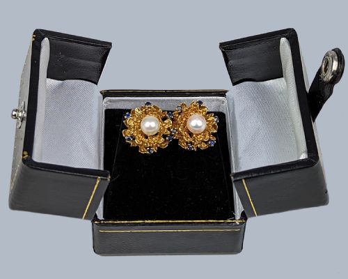 1960S FLORAL CLUSTER EARRINGS 18CT GOLD PEARL AND SAPPHIRE VINTAGE STUD EARRINGS WITH POST BACKS - ADDITIONAL PHOTO 4