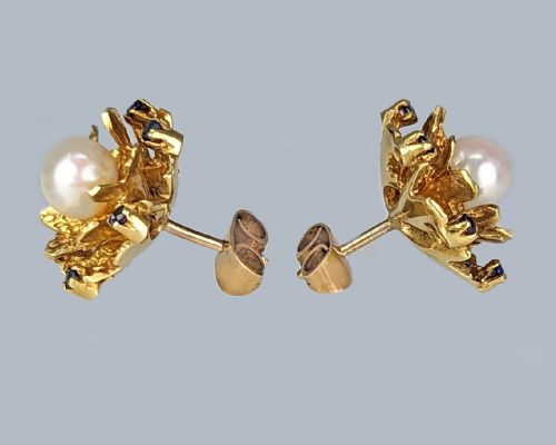 1960S FLORAL CLUSTER EARRINGS 18CT GOLD PEARL AND SAPPHIRE VINTAGE STUD EARRINGS WITH POST BACKS - ADDITIONAL PHOTO 5