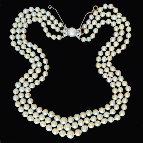 1920S TRIPLE STRAND PEARL NECKLACE CULTURED SALTWATER PEARLS WITH NATURAL PEARL DIAMOND 18CT GOLD CLASP CERTIFIED - ADDITIONAL PHOTO 2
