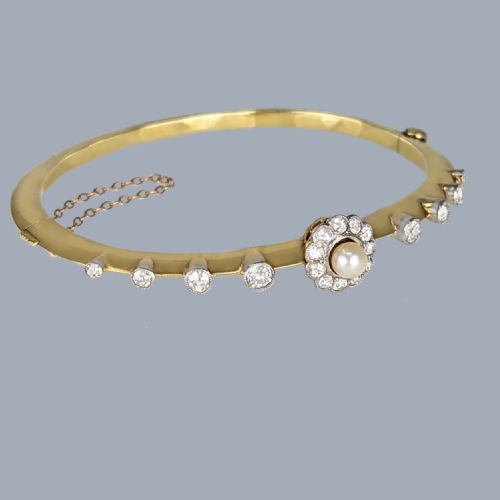 ANTIQUE EDWARDIAN DIAMOND AND PEARL BANGLE IN 18CT GOLD PLATINUM CIRCA 1910 - ADDITIONAL PHOTO 2