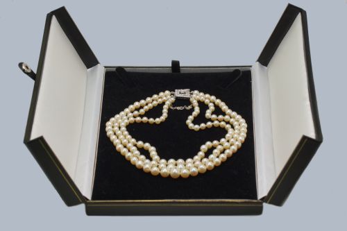 ART DECO TRIPLE STRAND PEARL NECKLACE 1930S CULTURED SALTWATER PEARLS WITH DIAMOND CLASP - ADDITIONAL PHOTO 10