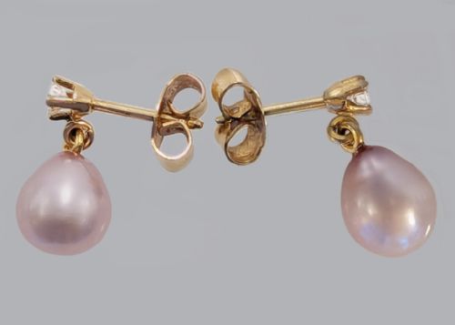 ELEGANT 1960S DIAMOND AND PINK PEARL DROP EARRINGS IN 9CT GOLD - ADDITIONAL PHOTO 2