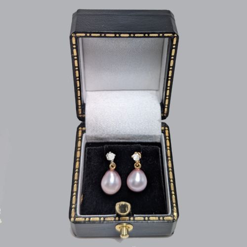 ELEGANT 1960S DIAMOND AND PINK PEARL DROP EARRINGS IN 9CT GOLD - ADDITIONAL PHOTO 5