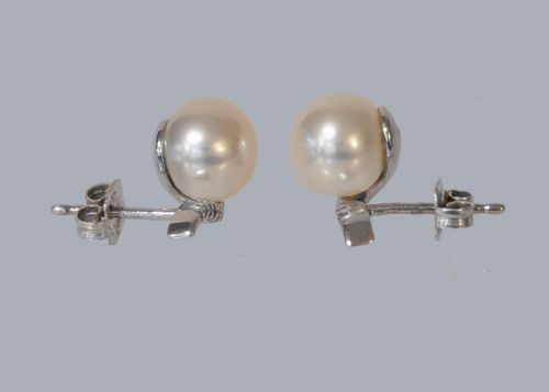 MIDCENTURY DIAMOND AND PEARL EARRINGS IN 18CT WHITE GOLD 1960S FRENCH STUD EARRINGS - ADDITIONAL PHOTO 2