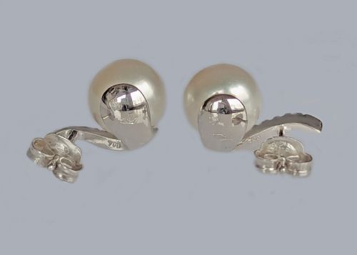 MIDCENTURY DIAMOND AND PEARL EARRINGS IN 18CT WHITE GOLD 1960S FRENCH STUD EARRINGS - ADDITIONAL PHOTO 5