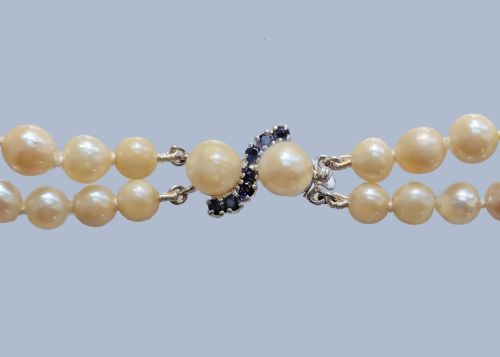 FINE 1950S DOUBLE STRAND CULTURED PEARL NECKLACE WITH SAPPHIRE GOLD CLASP - ADDITIONAL PHOTO 1