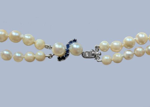 FINE 1950S DOUBLE STRAND CULTURED PEARL NECKLACE WITH SAPPHIRE GOLD CLASP - ADDITIONAL PHOTO 6