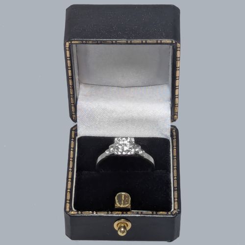 ELEGANT 1950S PLATINUM DIAMOND SOLITAIRE RING WITH ROSE CUT DIAMOND SHOULDERS - ADDITIONAL PHOTO 7