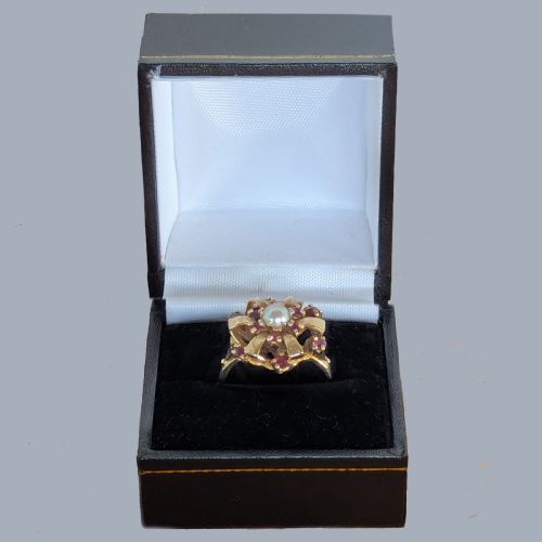 VINTAGE RUBY AND PEARL CLUSTER RING 9CT GOLD HALLMARKED 1962 - ADDITIONAL PHOTO 6