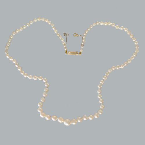 ELEGANT FRENCH 1950S GRADUATED PEARL NECKLACE WITH 18CT GOLD CLASP RESTRUNG HAND KNOTTED