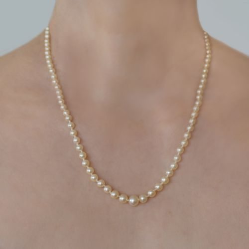 ELEGANT FRENCH 1950S GRADUATED PEARL NECKLACE WITH 18CT GOLD CLASP RESTRUNG HAND KNOTTED - ADDITIONAL PHOTO 1