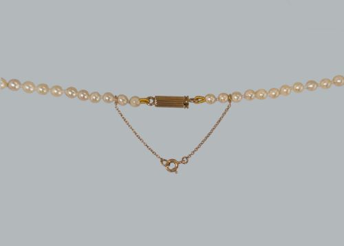 ELEGANT FRENCH 1950S GRADUATED PEARL NECKLACE WITH 18CT GOLD CLASP RESTRUNG HAND KNOTTED - ADDITIONAL PHOTO 2