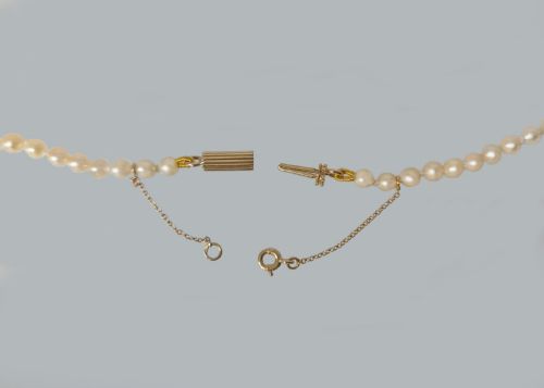ELEGANT FRENCH 1950S GRADUATED PEARL NECKLACE WITH 18CT GOLD CLASP RESTRUNG HAND KNOTTED - ADDITIONAL PHOTO 3