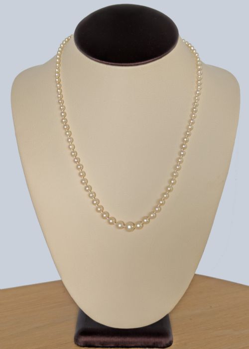 ELEGANT FRENCH 1950S GRADUATED PEARL NECKLACE WITH 18CT GOLD CLASP RESTRUNG HAND KNOTTED - ADDITIONAL PHOTO 4