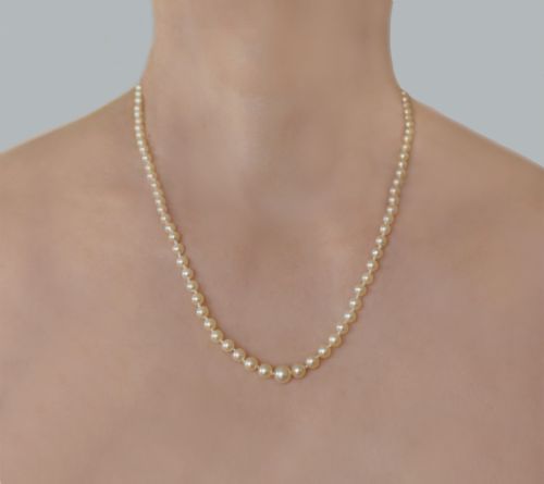 ELEGANT FRENCH 1950S GRADUATED PEARL NECKLACE WITH 18CT GOLD CLASP RESTRUNG HAND KNOTTED - ADDITIONAL PHOTO 6
