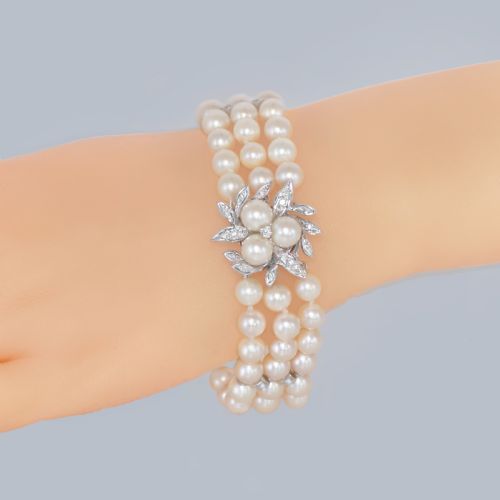 VINTAGE TRIPLE STRAND CULTURED PEARL BRACELET WITH DIAMOND FLORAL CLASP IN 14CT GOLD CIRCA 1950S - ADDITIONAL PHOTO 1