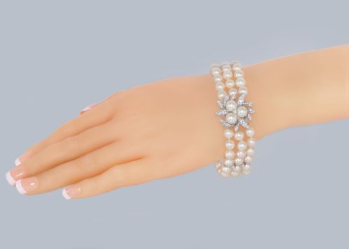 VINTAGE TRIPLE STRAND CULTURED PEARL BRACELET WITH DIAMOND FLORAL CLASP IN 14CT GOLD CIRCA 1950S - ADDITIONAL PHOTO 6
