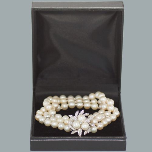 VINTAGE TRIPLE STRAND CULTURED PEARL BRACELET WITH DIAMOND FLORAL CLASP IN 14CT GOLD CIRCA 1950S - ADDITIONAL PHOTO 7