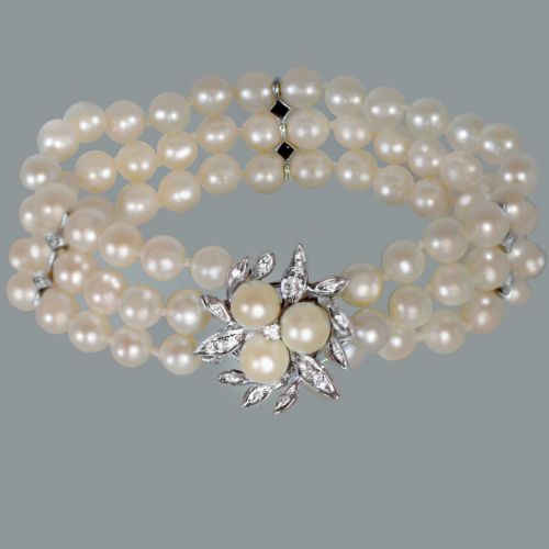 VINTAGE TRIPLE STRAND CULTURED PEARL BRACELET WITH DIAMOND FLORAL CLASP IN 14CT GOLD CIRCA 1950S - ADDITIONAL PHOTO 2