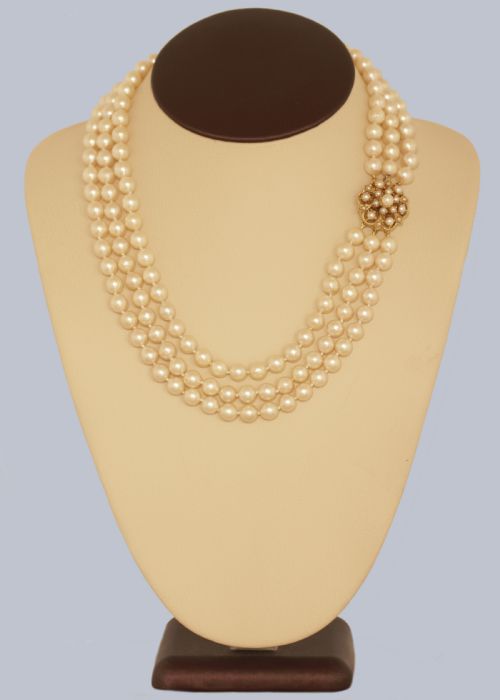 TRIPLE STRAND CULTURED PEARL NECKLACE WITH 9CT GOLD PEARL CLUSTER CLASP 1960S - ADDITIONAL PHOTO 3