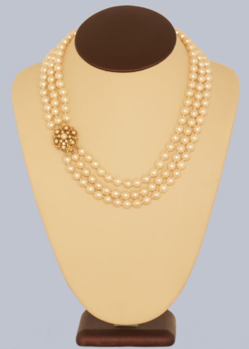 TRIPLE STRAND CULTURED PEARL NECKLACE WITH 9CT GOLD PEARL CLUSTER CLASP 1960S - ADDITIONAL PHOTO 4