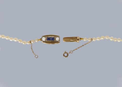 1950S PEARL NECKLACE WITH 18CT GOLD DIAMOND AND SAPPHIRE CLASP RECENTLY RESTRUNG - ADDITIONAL PHOTO 4