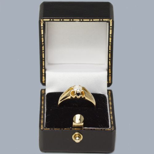 fig 4. An 18ct yellow gold band featuring a central Old European cut diamond set within a fluted starburst mount.
