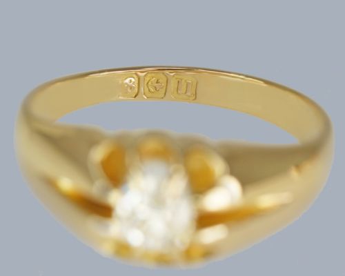 fig 5. An 18ct yellow gold band featuring a central Old European cut diamond set within a fluted starburst mount.