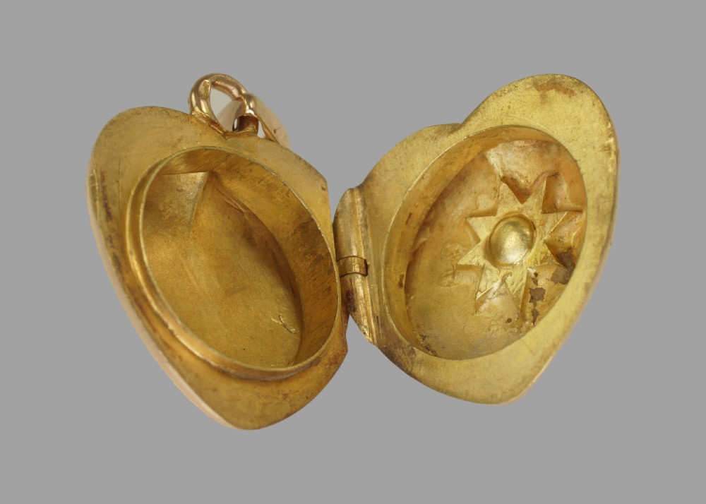 Victorian 15ct Gold Rose cut Diamond Heart Locket Antique Photo Pendant ca 1890 View II