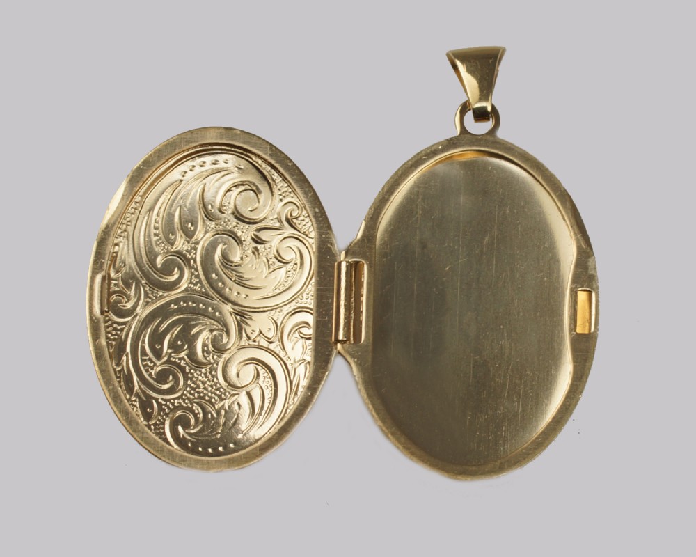 Vintage 9ct Gold Scroll Patterned Locket Oval Engraved 1960s Yellow Gold Pendant View IV