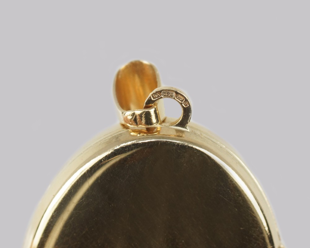 Vintage 9ct Gold Scroll Patterned Locket Oval Engraved 1960s Yellow Gold Pendant View V