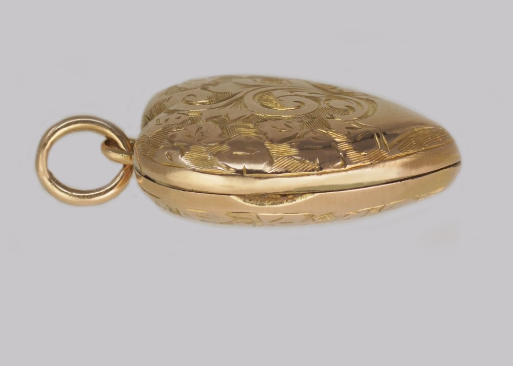 Victorian 18ct Gold Heart Locket Engraved Hinged Domed Floral Locket circa 1900 View II