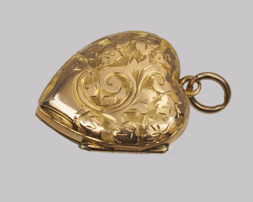 Victorian 18ct Gold Heart Locket Engraved Hinged Domed Floral Locket circa 1900 View III