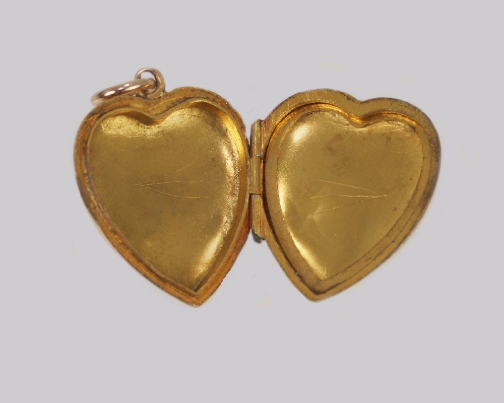 Victorian 18ct Gold Heart Locket Engraved Hinged Domed Floral Locket circa 1900 View V