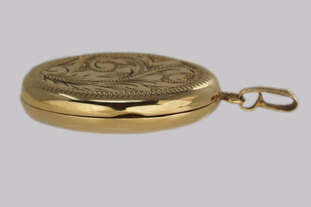 Victorian Locket 9ct Gold Floral Engraved Photo Locket Hallmarked Birmingham 1899 View III