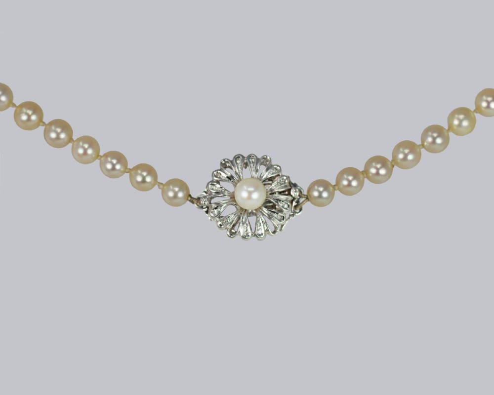 VINTAGE SINGLE STRAND PEARL NECKLACE Diamond Floral Clasp 1950s Pearls 9mm - 6.5mm View III