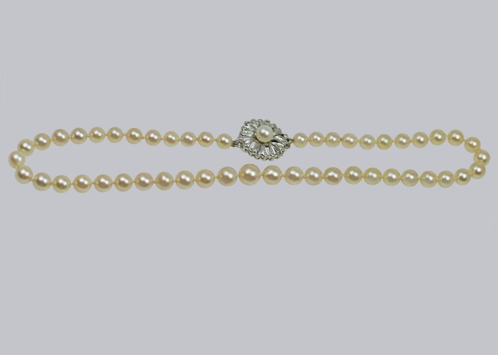VINTAGE SINGLE STRAND PEARL NECKLACE Diamond Floral Clasp 1950s Pearls 9mm - 6.5mm View VII