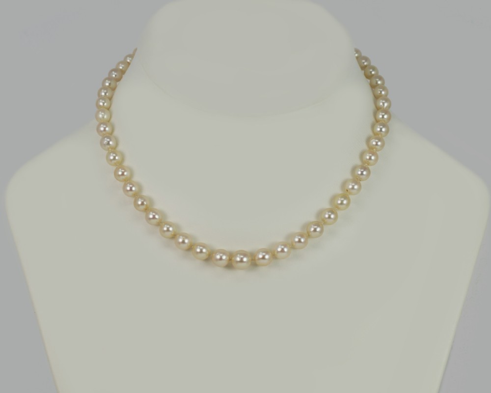 VINTAGE SINGLE STRAND PEARL NECKLACE Diamond Floral Clasp 1950s Pearls 9mm - 6.5mm View VIII