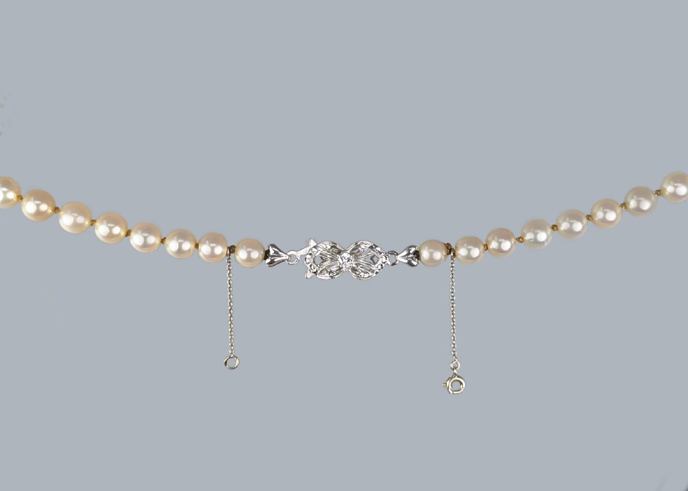 Vintage Single Pearl Necklace 18ct White Gold Diamond Clasp Unoaerre Italy 1960s View II