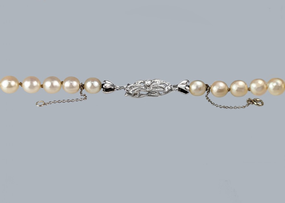 Vintage Single Pearl Necklace 18ct White Gold Diamond Clasp Unoaerre Italy 1960s View III